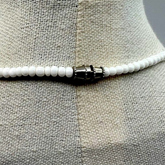 Vintage White & Green Beaded Necklace With Gold Accents.  A45 - Picture 4 of 9